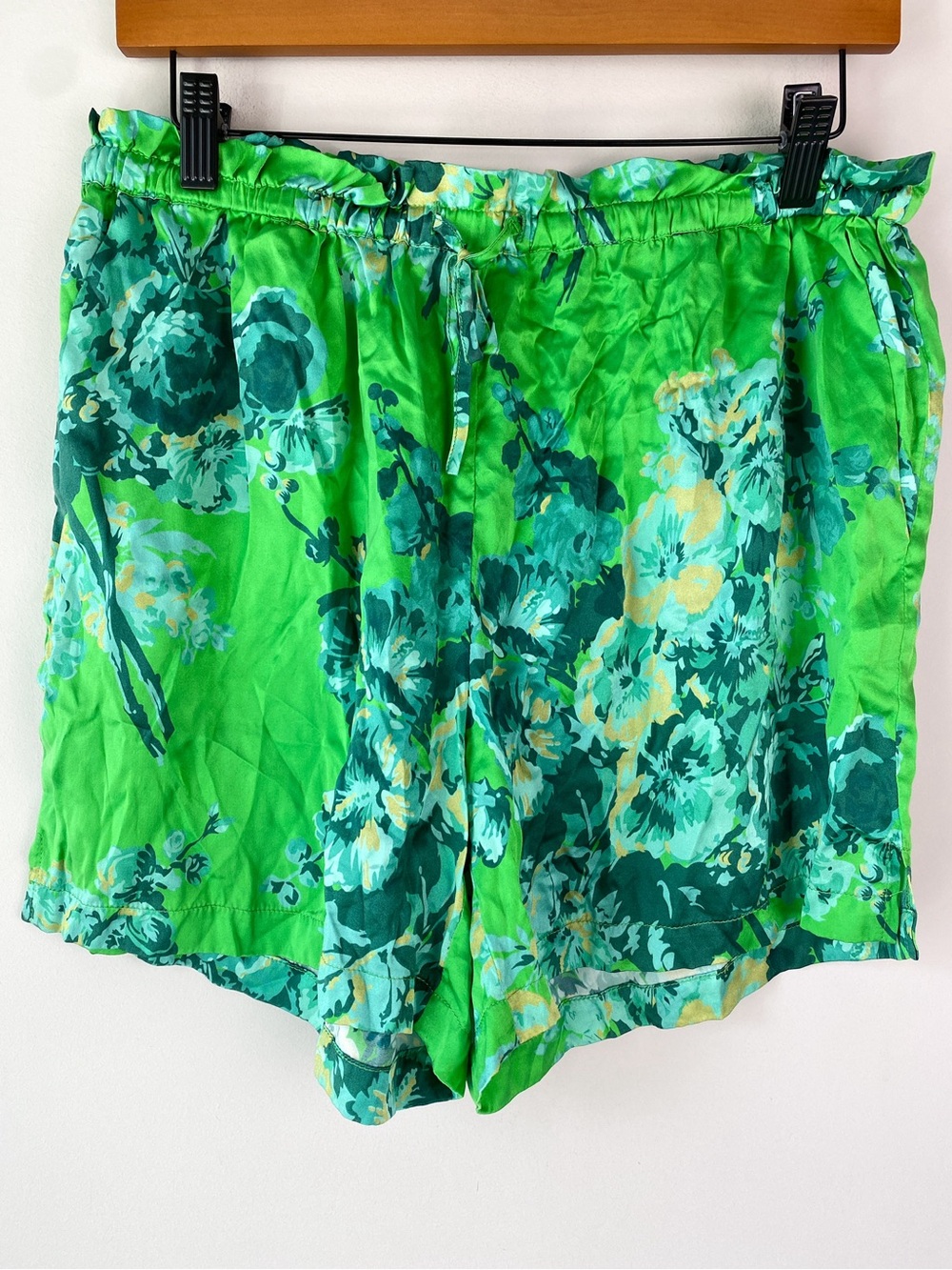 Gold Hawk Womens 100% Silk Shorts L Green Floral Resortwear Luxury